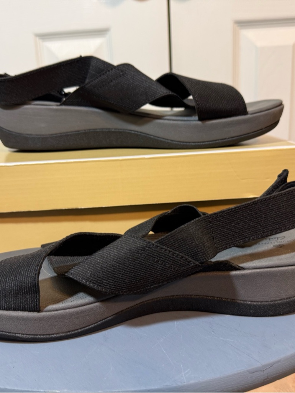 Clarks Black Cross-Strap Comfort Sandals 10 wide